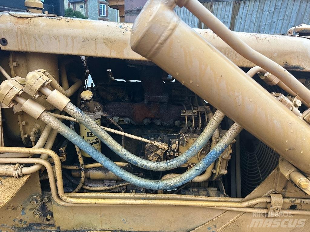 CAT D 4 D بلدوزرات مجنزرة