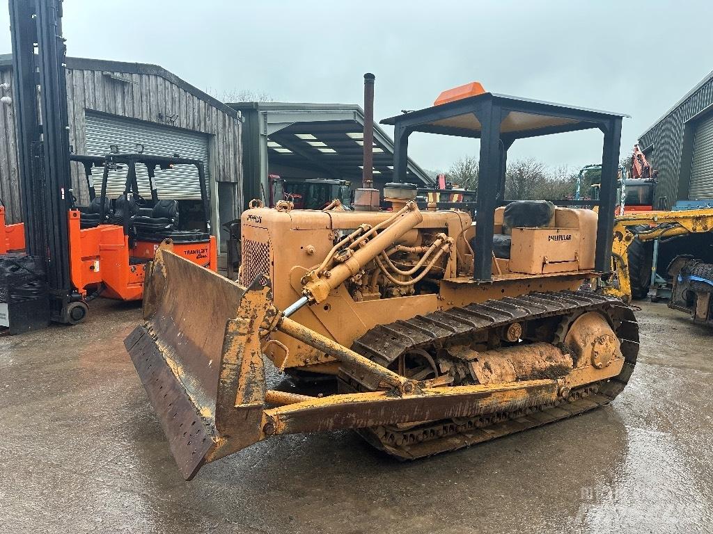 CAT D 4 D بلدوزرات مجنزرة