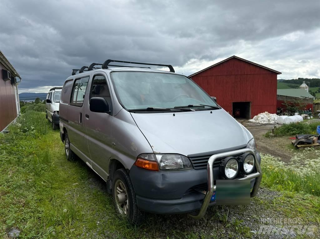 Toyota Hiace 4x4 شاحنة مقفلة