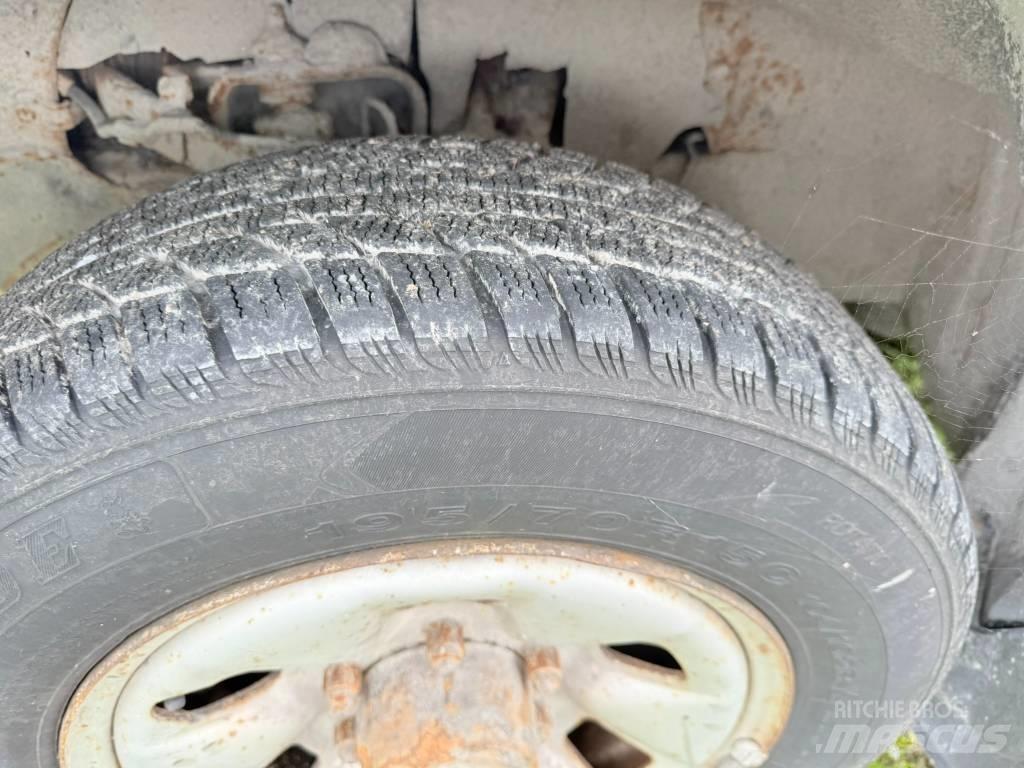 Toyota Hiace 4x4 شاحنة مقفلة