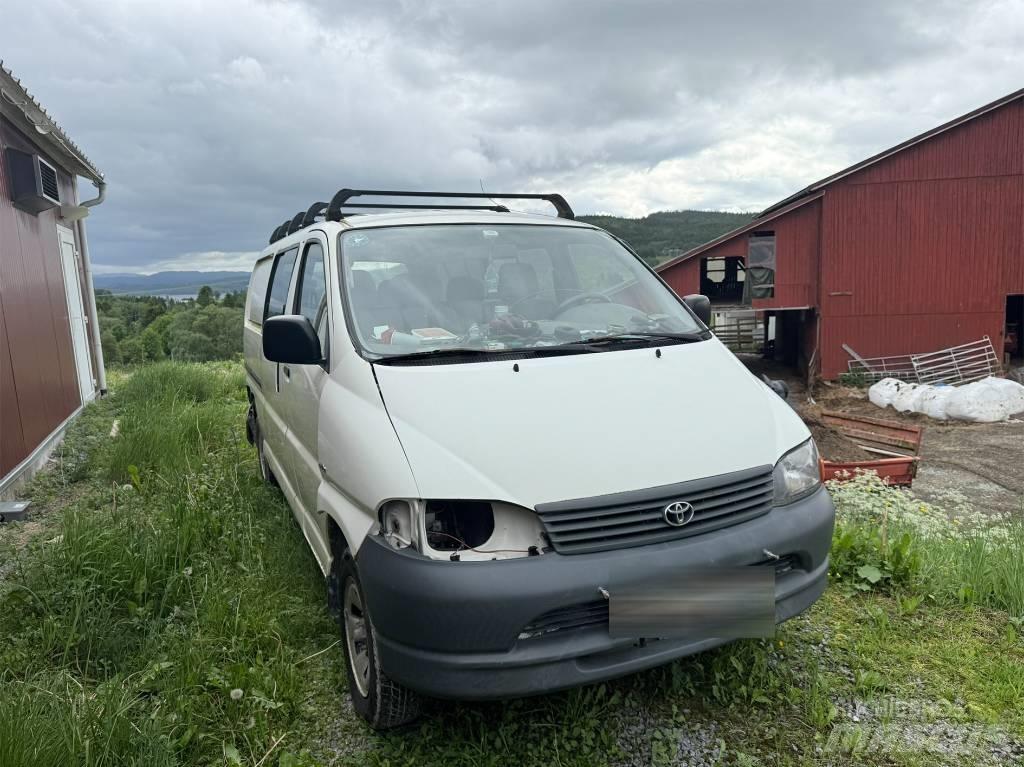 Toyota Hiace 4x4 شاحنة مقفلة
