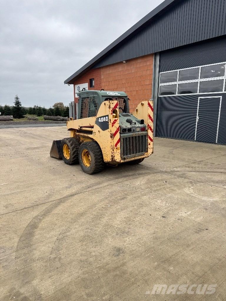 Gehl 4840 لوادر انزلاقية التوجيه