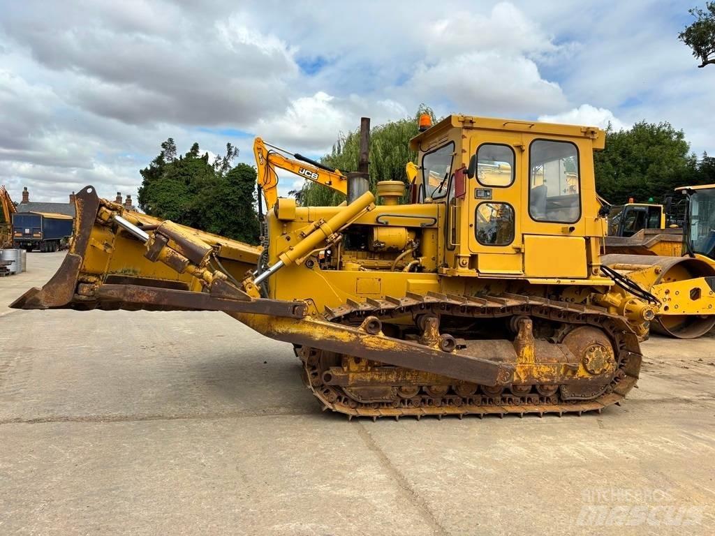 CAT D 6 D بلدوزرات مجنزرة