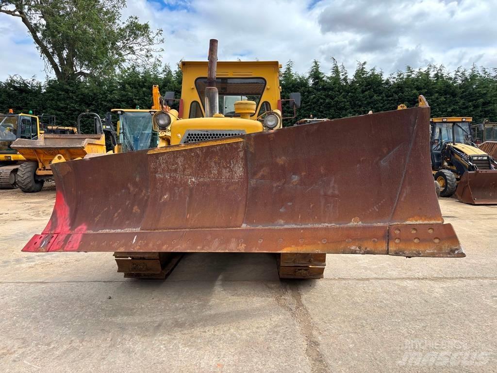CAT D 6 D بلدوزرات مجنزرة