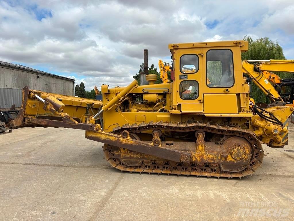CAT D 6 D بلدوزرات مجنزرة