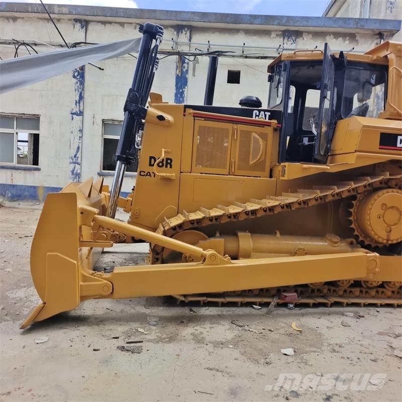 CAT D 8 R بلدوزرات مجنزرة