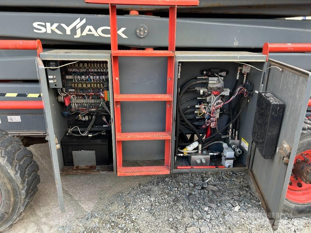 SkyJack SJ 8841 RT رافعات مقصية الشكل