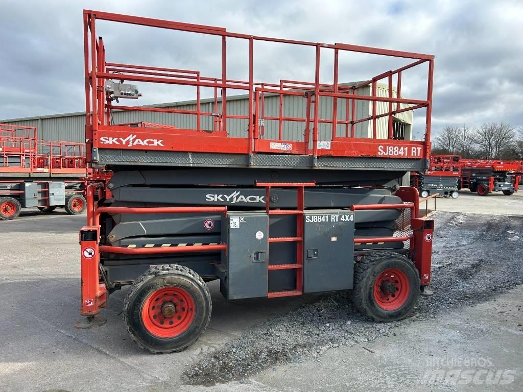 SkyJack SJ 8841 RT رافعات مقصية الشكل