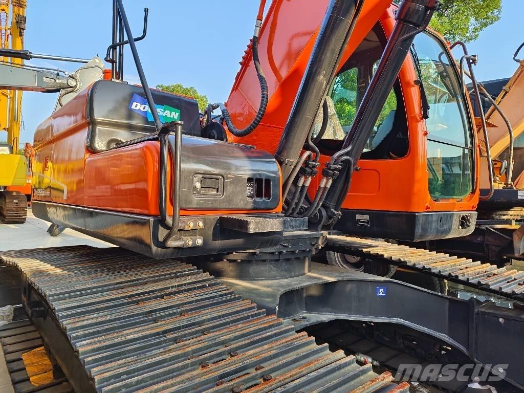 Doosan DX 225 LC حفارات زحافة