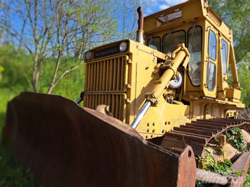 Komatsu D85A بلدوزرات مجنزرة