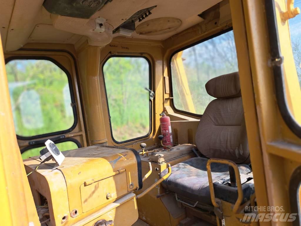Komatsu D85A بلدوزرات مجنزرة
