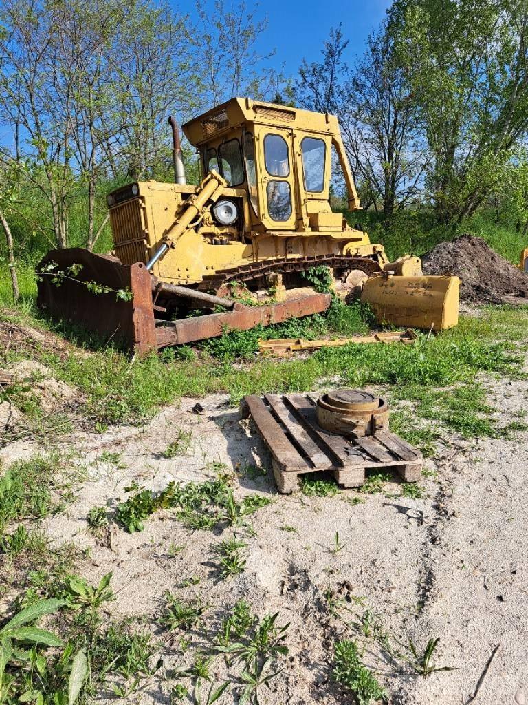 Komatsu D85A بلدوزرات مجنزرة