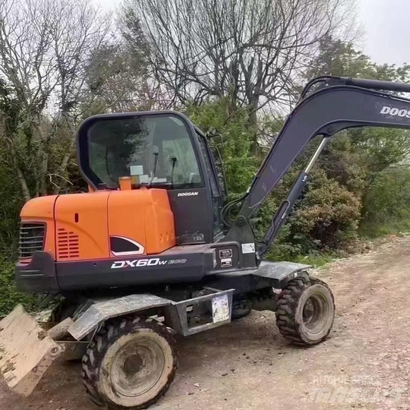 Doosan DX60W حفارات بعجل