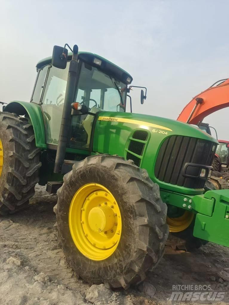 John Deere 6J-2104 الجرارات