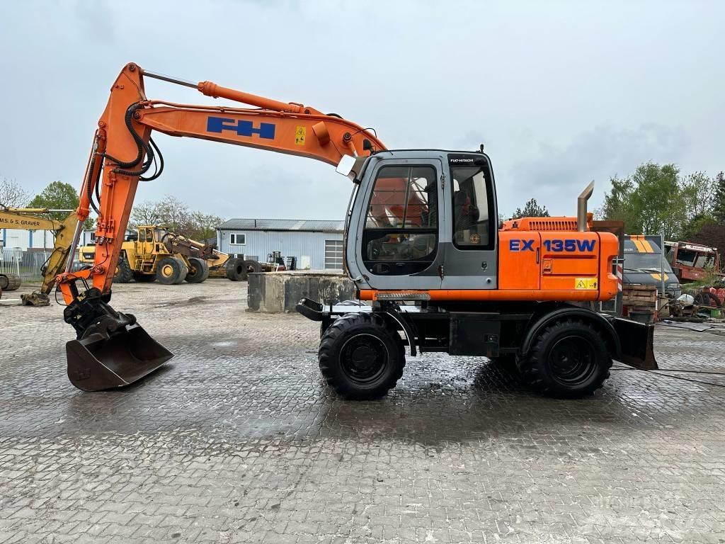 Fiat-Hitachi EX135W حفارات بعجل