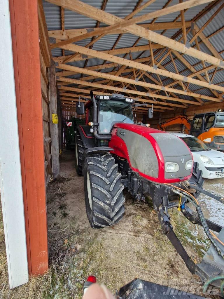 Valtra T 151 hitchec الجرارات