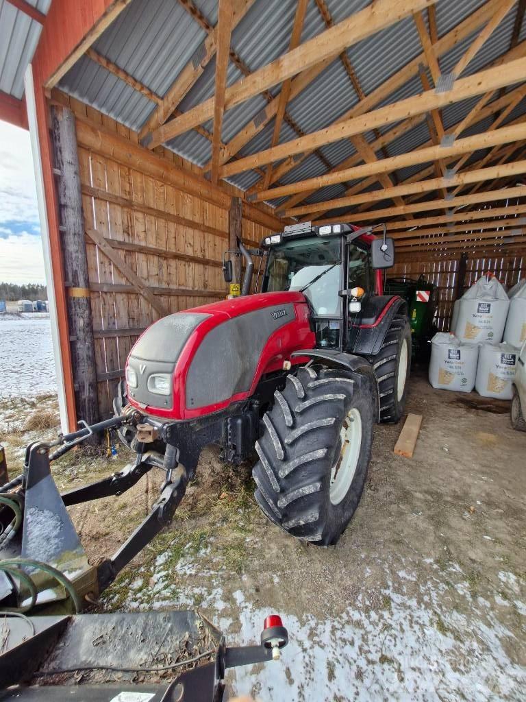 Valtra T 151 hitchec الجرارات