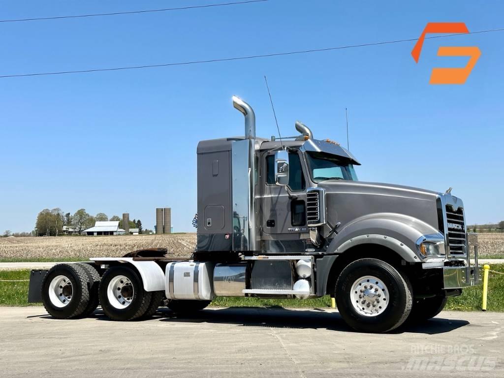 Mack Titan TD 713 شاحنات بمقصورة وهيكل