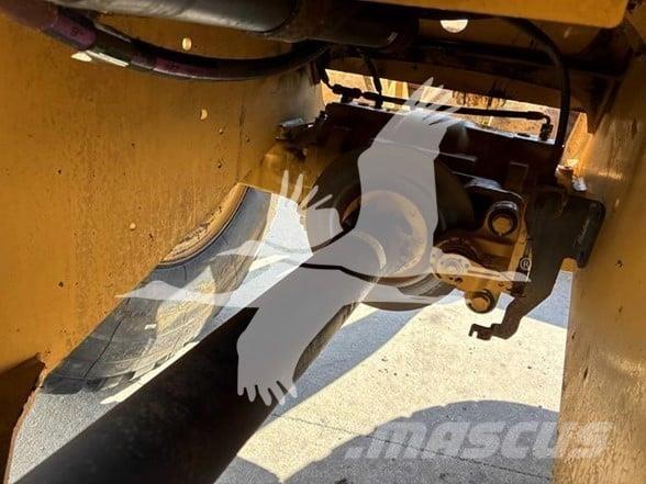 CAT 920 لوادر بعجل