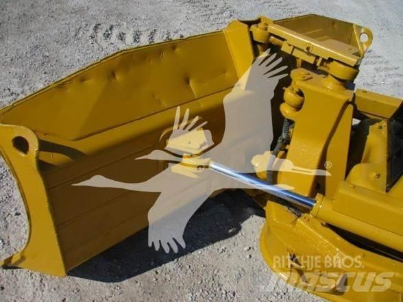 CAT D3G XL بلدوزرات مجنزرة
