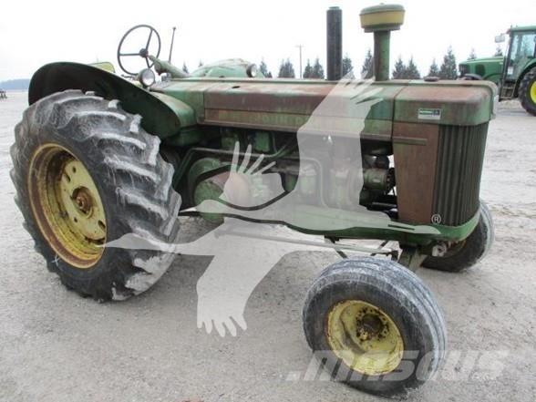 John Deere 820 الجرارات