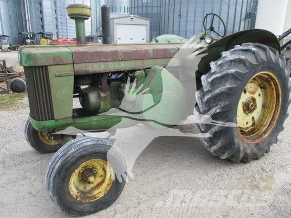 John Deere 820 الجرارات