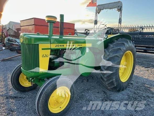 John Deere 820 الجرارات