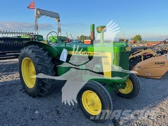 John Deere 820 الجرارات