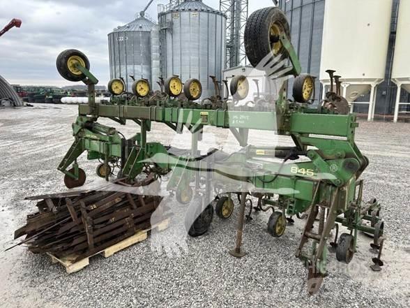 John Deere 845 حراثات صفوف المحاصيل