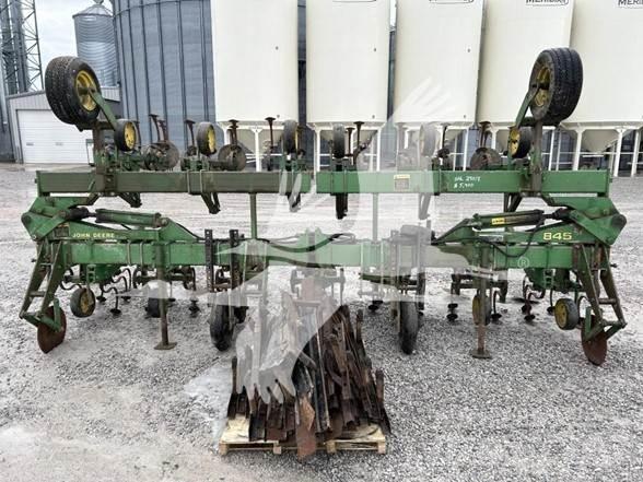John Deere 845 حراثات صفوف المحاصيل