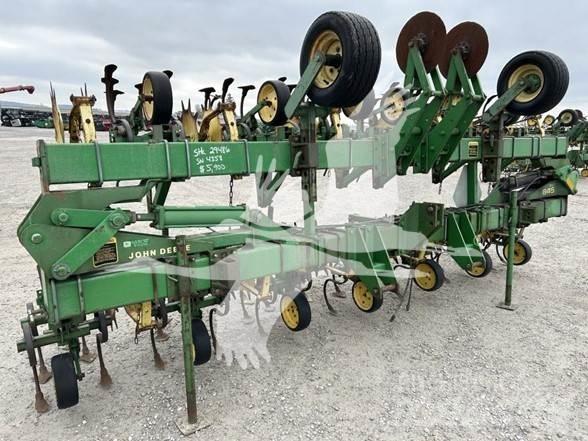 John Deere 845 حراثات صفوف المحاصيل
