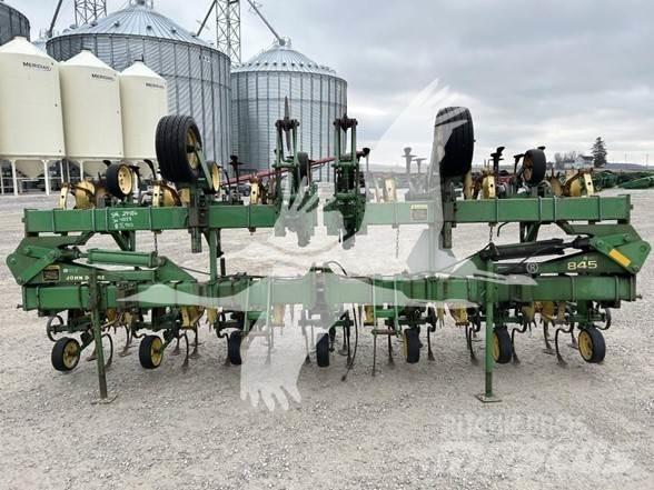 John Deere 845 حراثات صفوف المحاصيل