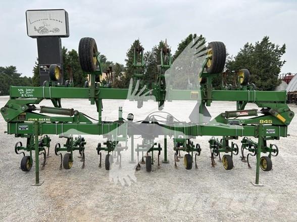 John Deere 845 حراثات صفوف المحاصيل