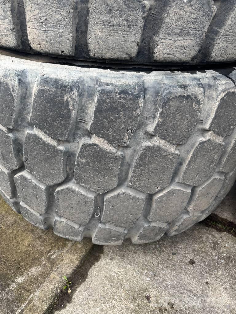 Develon DA 45 الإطارات والعجلات والحافات