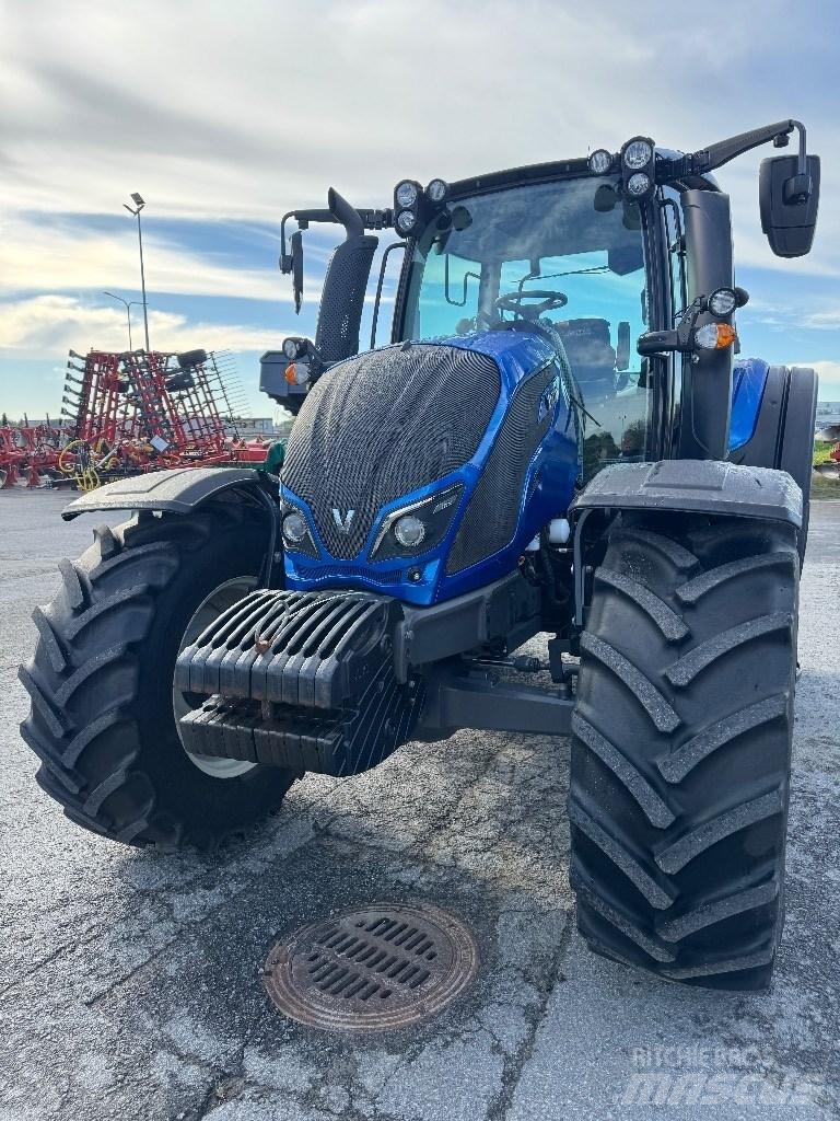 Valtra N 124 الجرارات