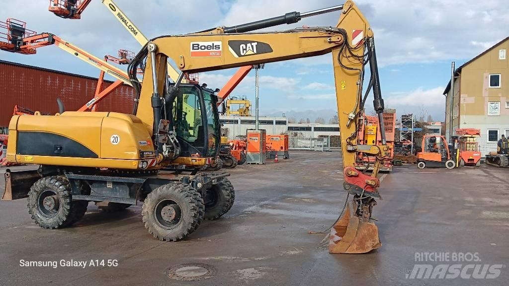 CAT M 318 D حفارات بعجل