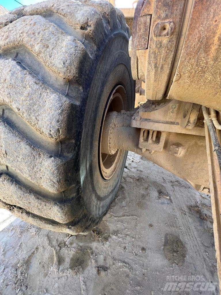 CAT 988 G لوادر بعجل