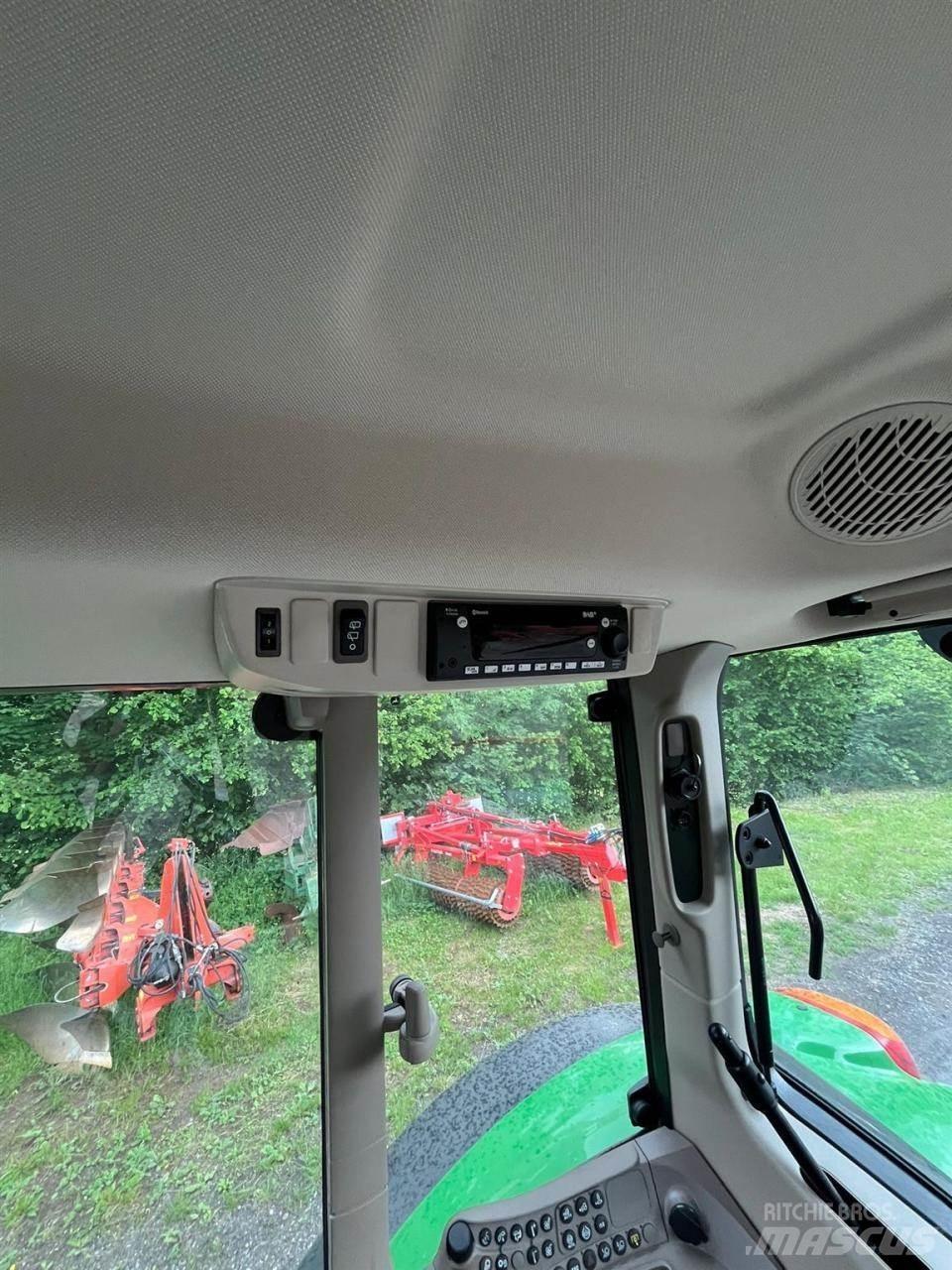 John Deere 6120M الجرارات