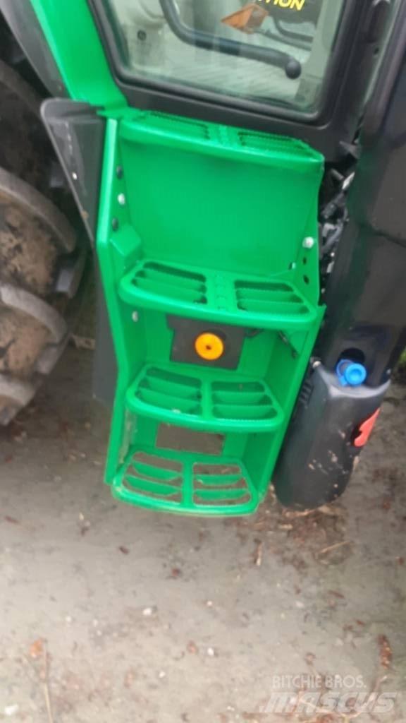 John Deere 6110 R الجرارات