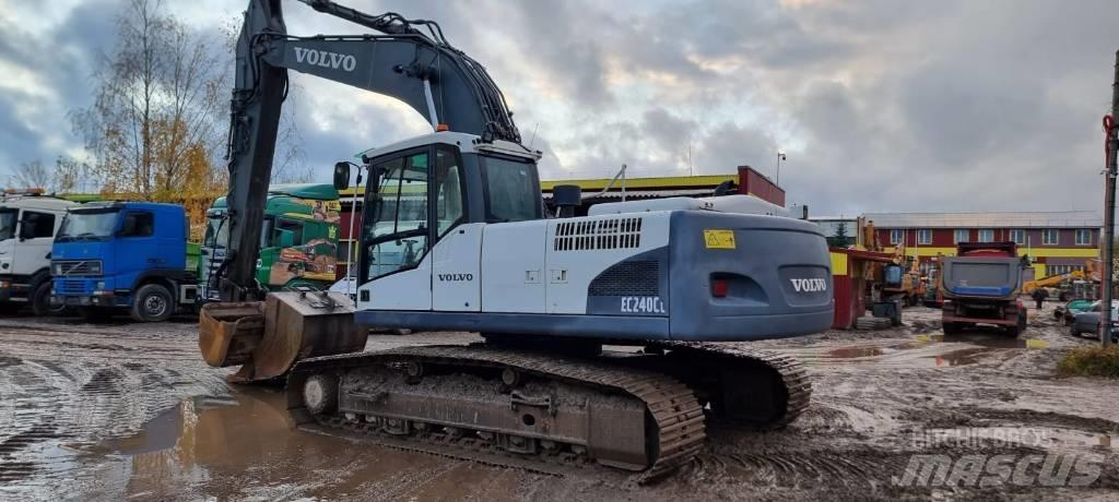Volvo EC 240 C L حفارات زحافة
