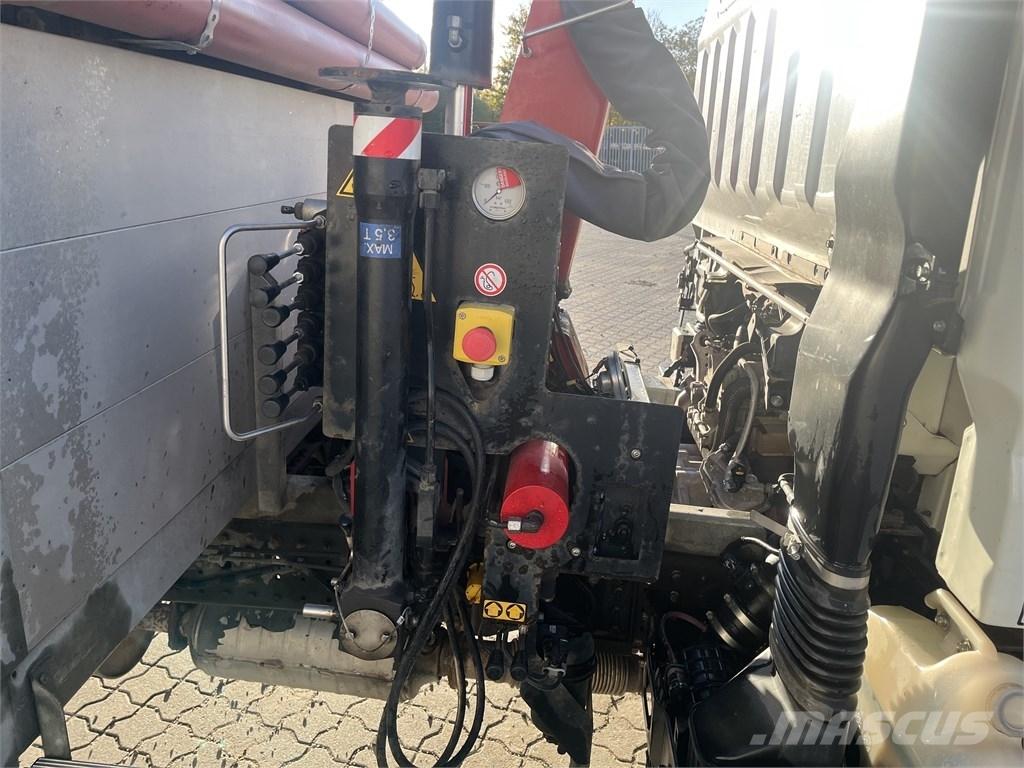 Mitsubishi Canter شاحنات مسطحة/مفصلية الجوانب