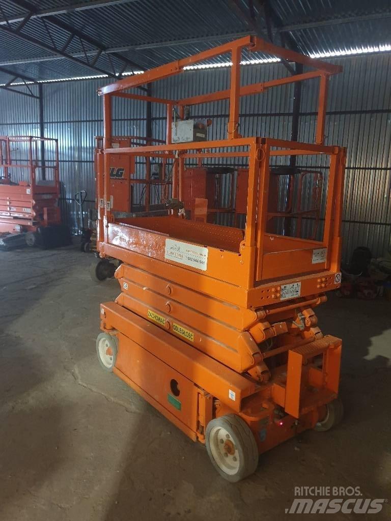 SkyJack SJ III 3219 رافعات مقصية الشكل