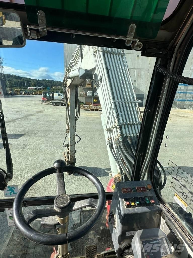 Takeuchi TB 175 W حفارات بعجل