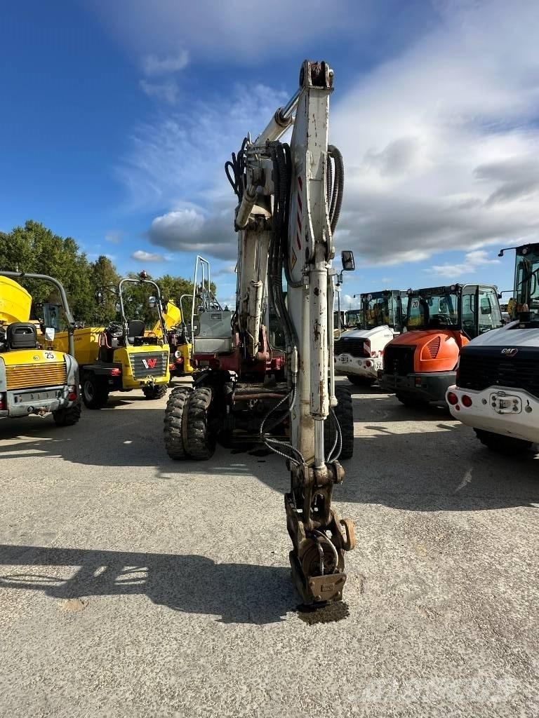Takeuchi TB 175 W حفارات بعجل