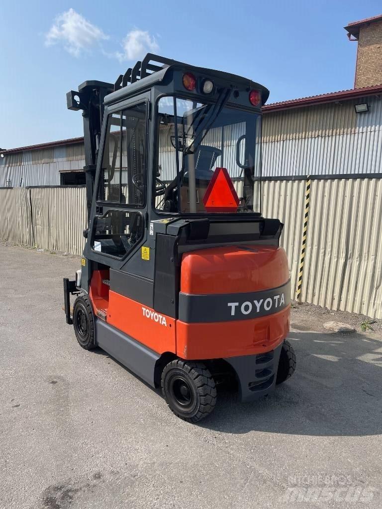 Toyota 7FBMF30 شاحنات ذات رافعات شوكية تعمل بالكهرباء