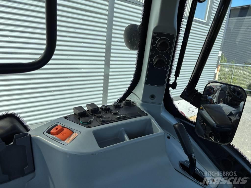 Valtra T 215 Versu الجرارات
