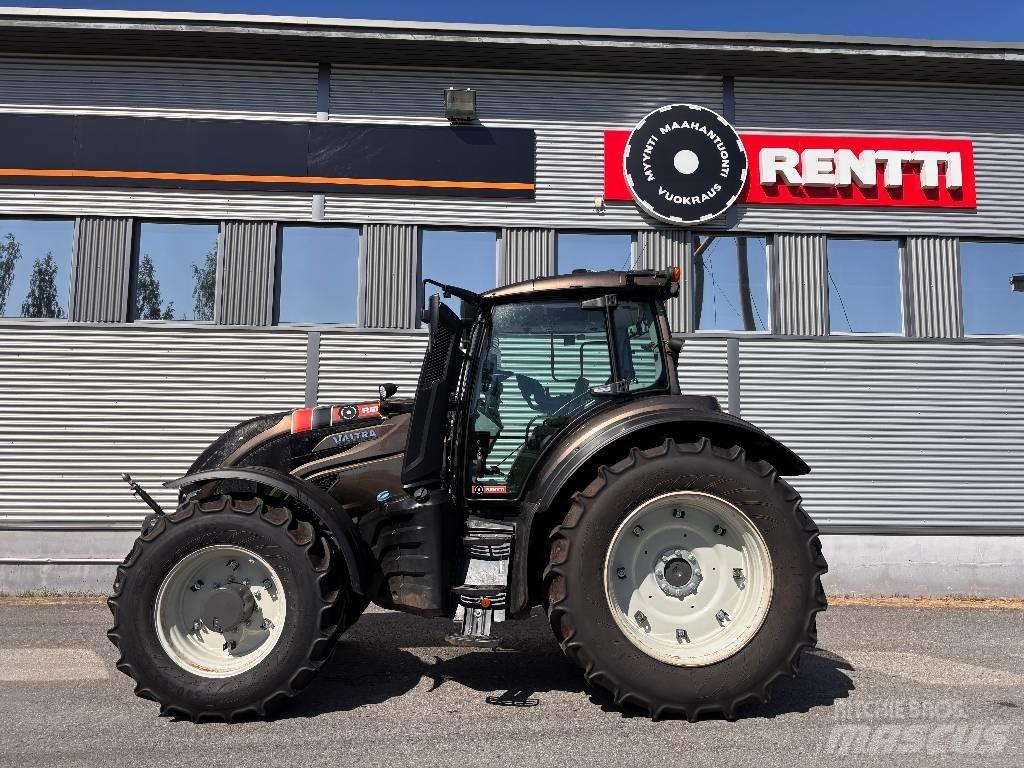 Valtra T 215 Versu الجرارات