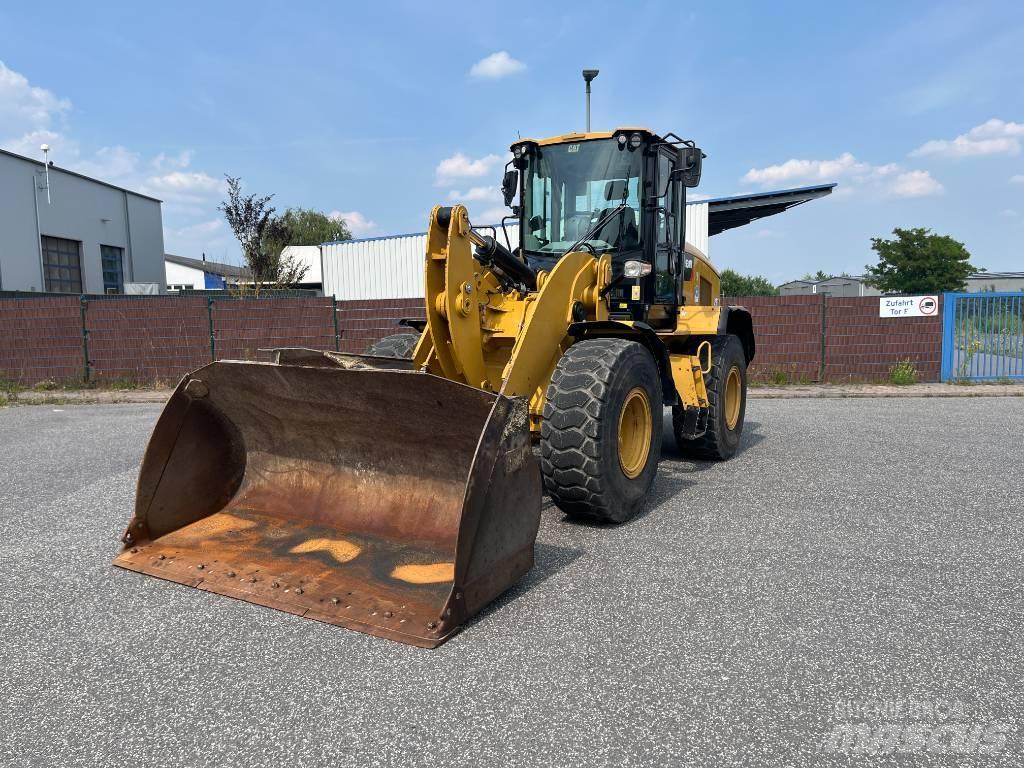 CAT 930M لوادر بعجل