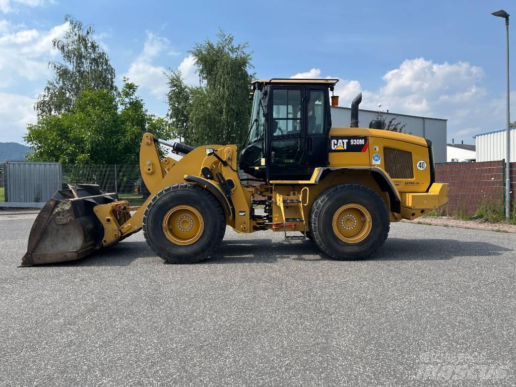 CAT 930M لوادر بعجل