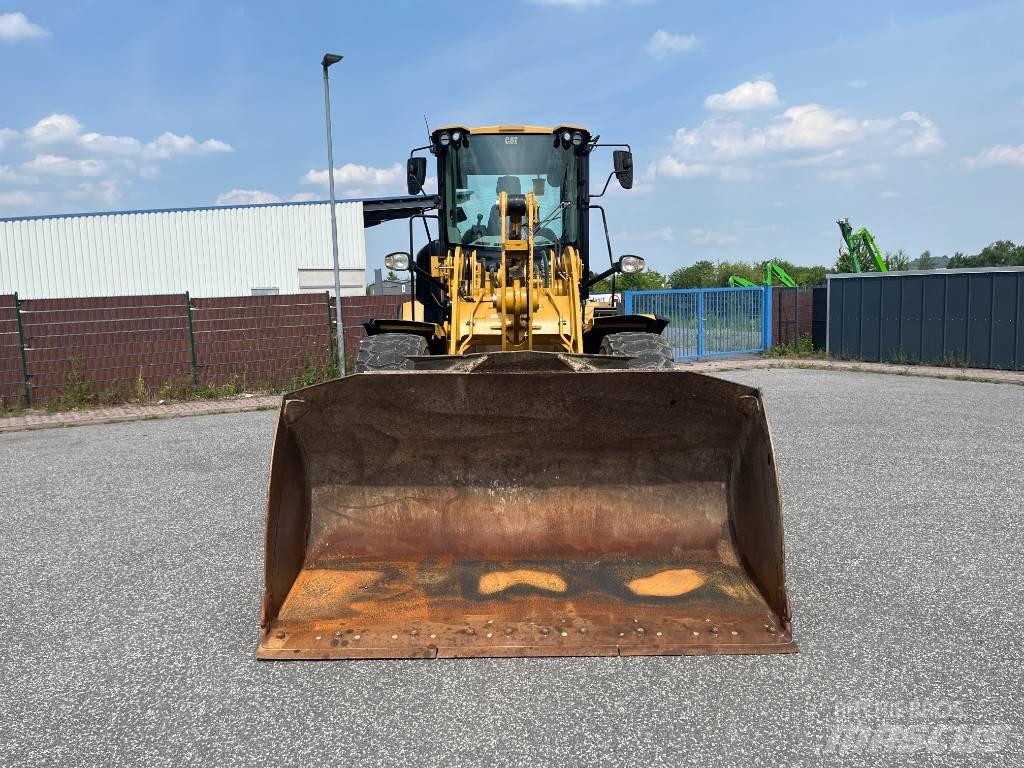 CAT 930M لوادر بعجل